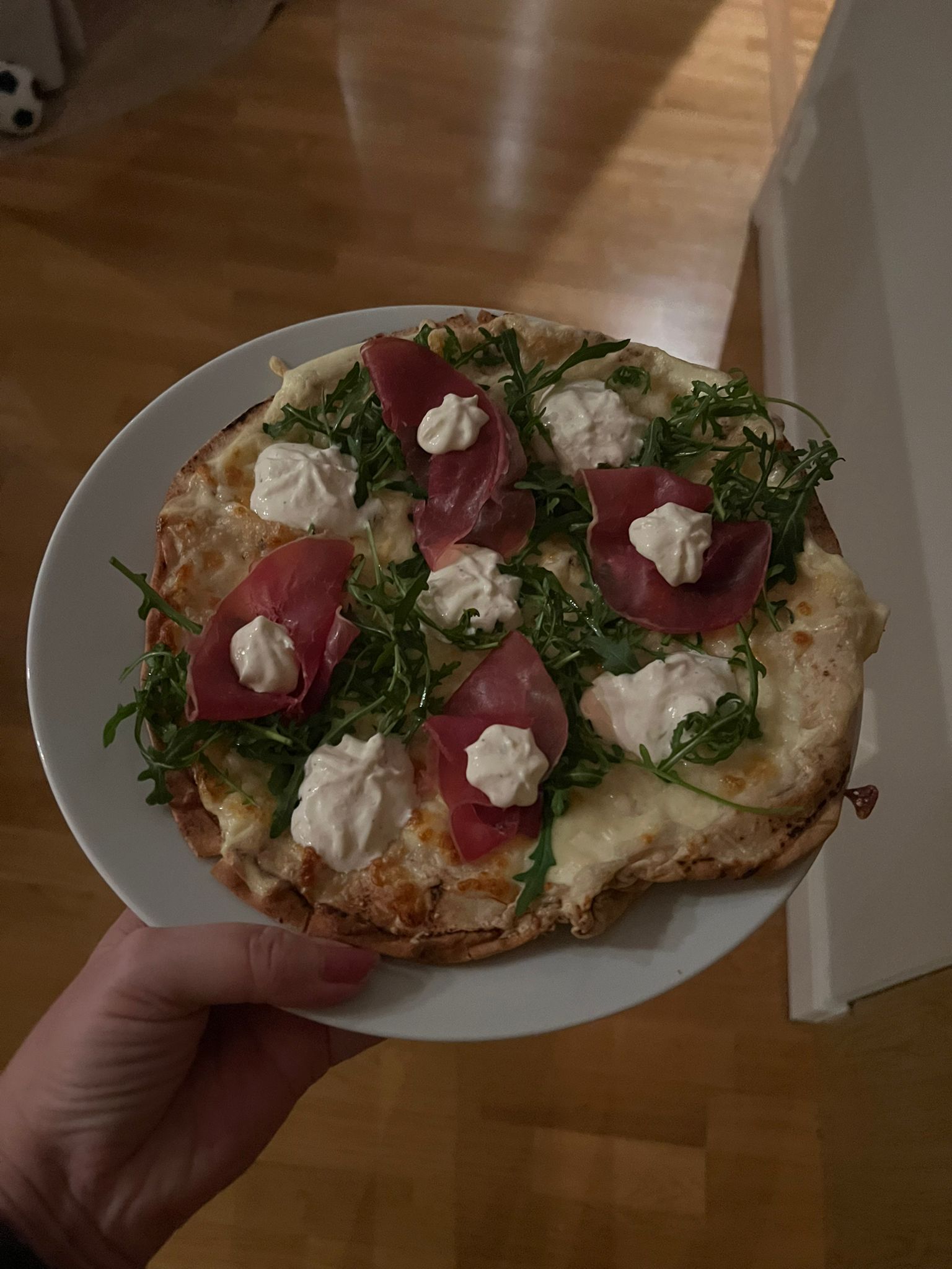 Pizza Bianca med parmesankräm och bresaola